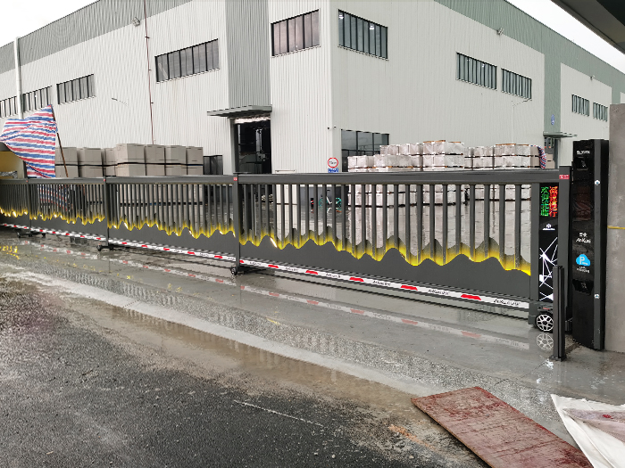 某物流園區(qū)采用 “ 安快 ” 山峰款段滑門