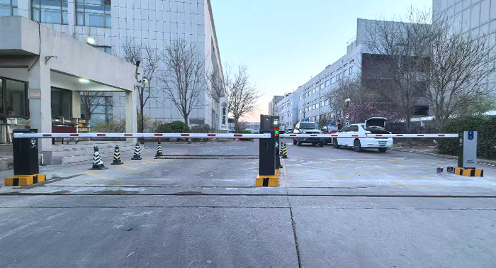 某工業(yè)園區(qū)停車場采用 “安快” 一進一出直桿款道閘