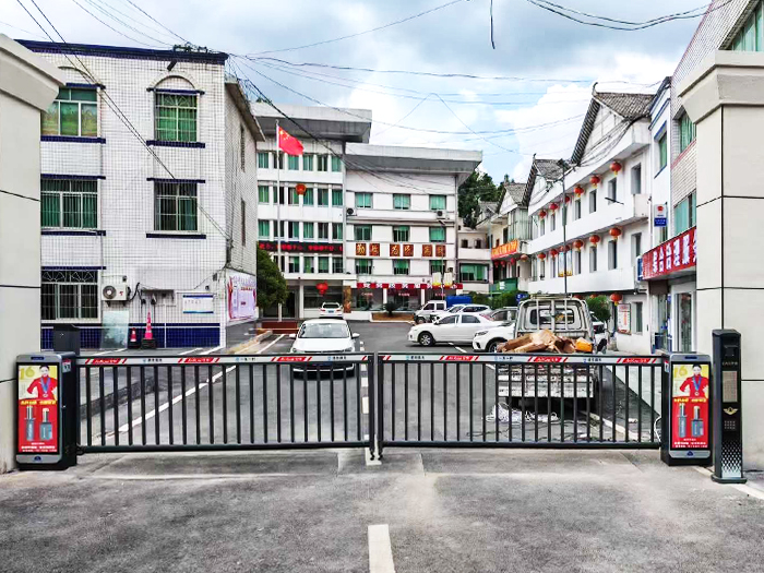 某社區(qū)采用 “安快” 一進(jìn)一出柵欄道閘（對開）