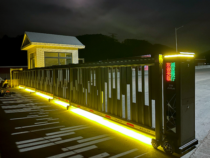 某景區(qū)采用 “安快” 方格款段滑工業(yè)門