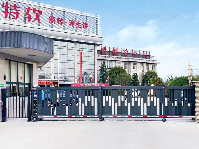 某食品廠區(qū)采用 “安快” 方格款段滑工業(yè)門