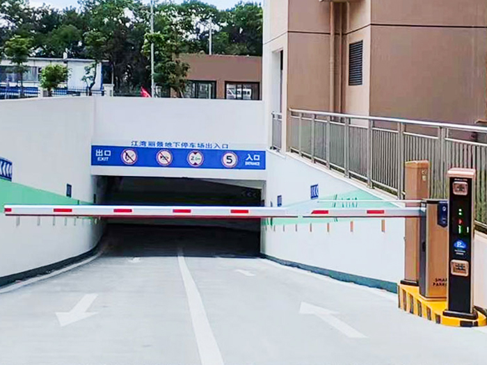 某地下停車場采用 “安快” 車牌識別系統(tǒng)