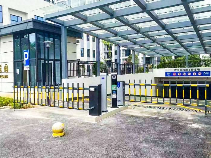 某小區(qū)地下停車場采用 “安快” 一進(jìn)一出車牌識別系統(tǒng)