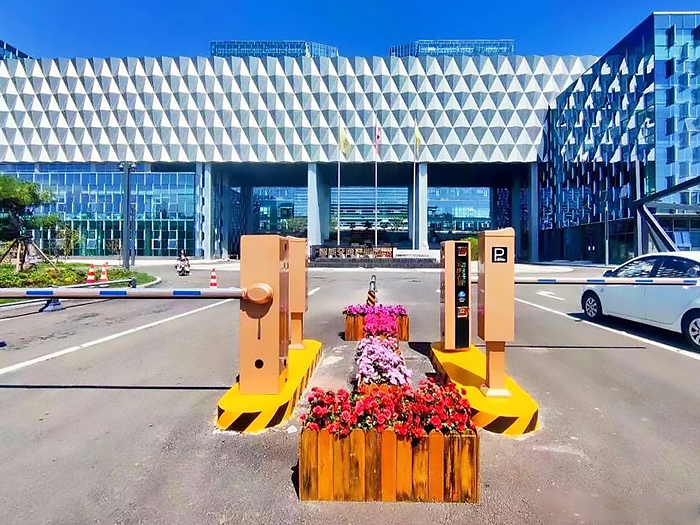 某產(chǎn)業(yè)園區(qū)采用 “安快” 一進一出車牌識別系統(tǒng)案例圖