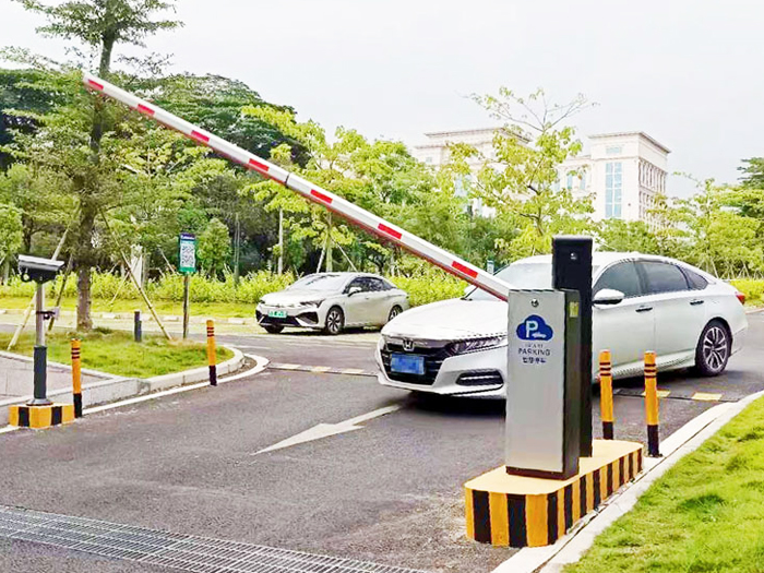 某戶外停車場采用 “安快” 一進一出車牌識別系統(tǒng)案例圖