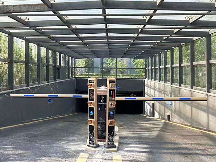 某地下停車場管理采用 “安快” 一進(jìn)一出車牌識別系統(tǒng)