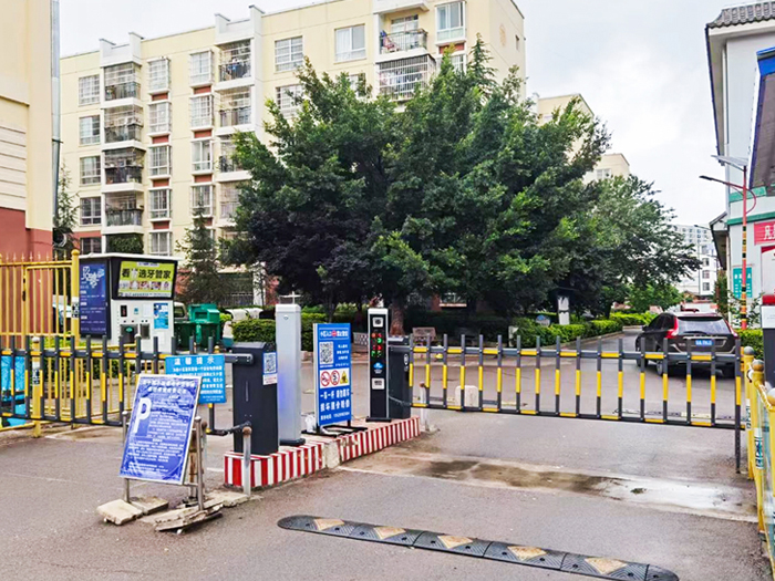 某小區(qū)采用 “安快” 一進(jìn)一出車牌識(shí)別系統(tǒng)現(xiàn)場(chǎng)效果圖